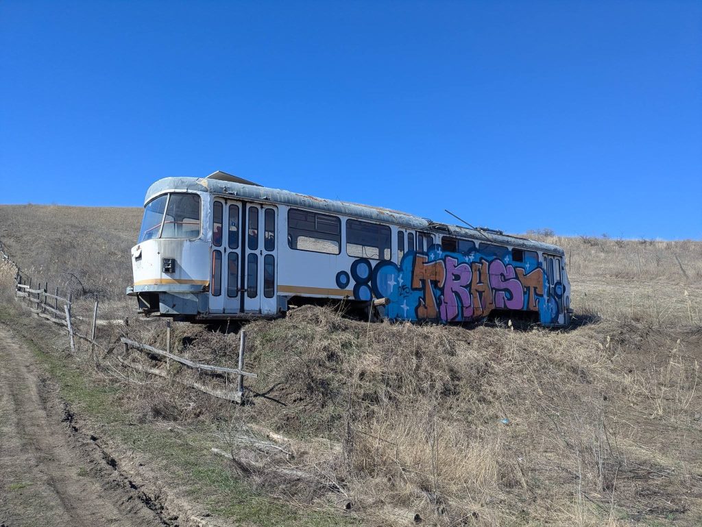 Un tramvai Tatra, vechi de peste 50 de ani și odinioară un simbol al transportului public bucureștean, a ajuns recent o atracție semi-abandonată în apropierea Vulcănilor Noroioși, în zona Pâclele Mari