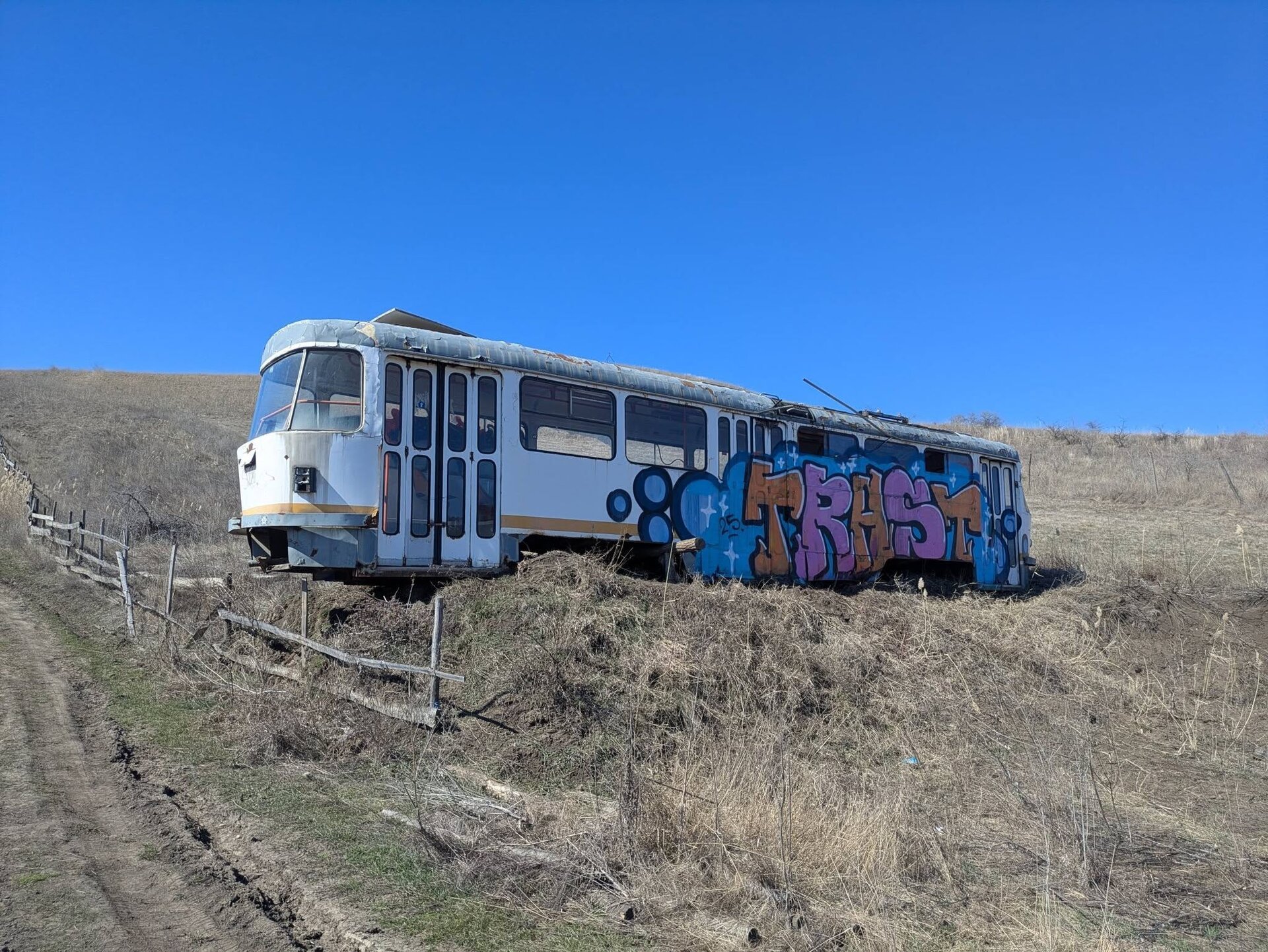 Un tramvai Tatra, vechi de peste 50 de ani și odinioară un simbol al transportului public bucureștean, a ajuns recent o atracție semi-abandonată în apropierea Vulcănilor Noroioși, în zona Pâclele Mari