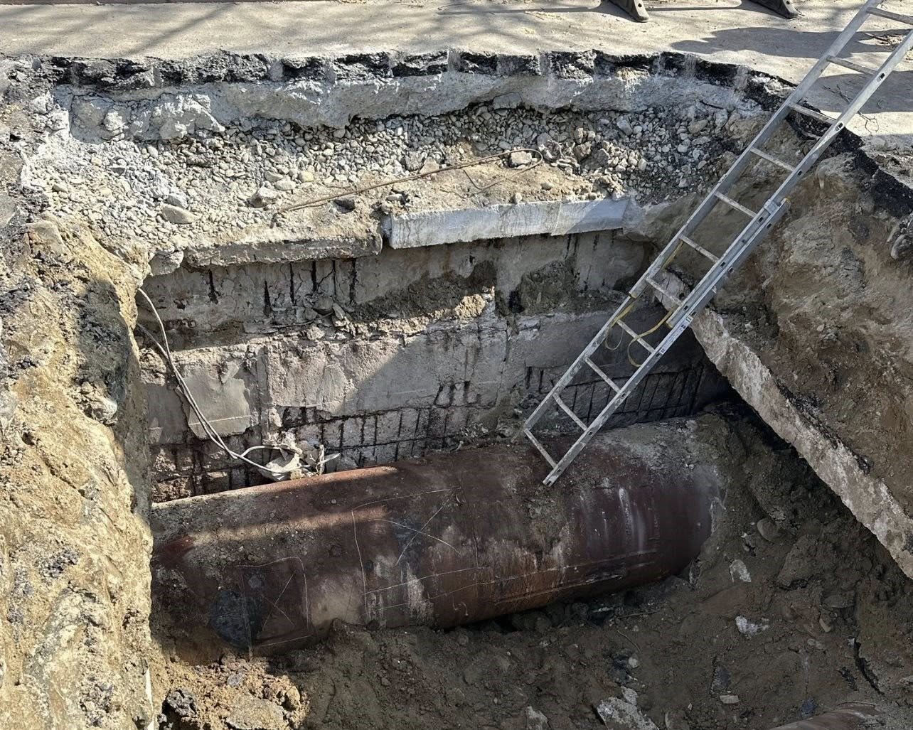 Surparea carosabilului pe Șoseaua Mihai Bravu și incidentul de pe Calea Victoriei aduc în prim-plan vulnerabilitatea infrastructurii bucureștene, pusă la încercare de temperaturile scăzute și de vechimea rețelelor