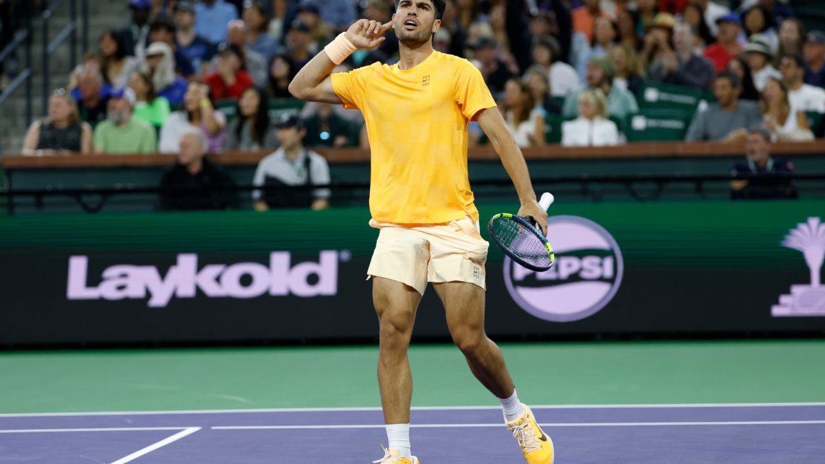 Carlos Alcaraz continuă dominarea tenisului mondial, egalând recorduri legendare în cariera sa de doar 22 de ani Carlos Alcaraz a făcut din nou o demonstrație de forță în tenisul mondial, confirmând statutul său de lider incontestabil după ce a câștigat turneul de la Indian Wells, reușind să egaleze recordul impresionant al celor mai bune începuturi de sezon din istoria sportului alb