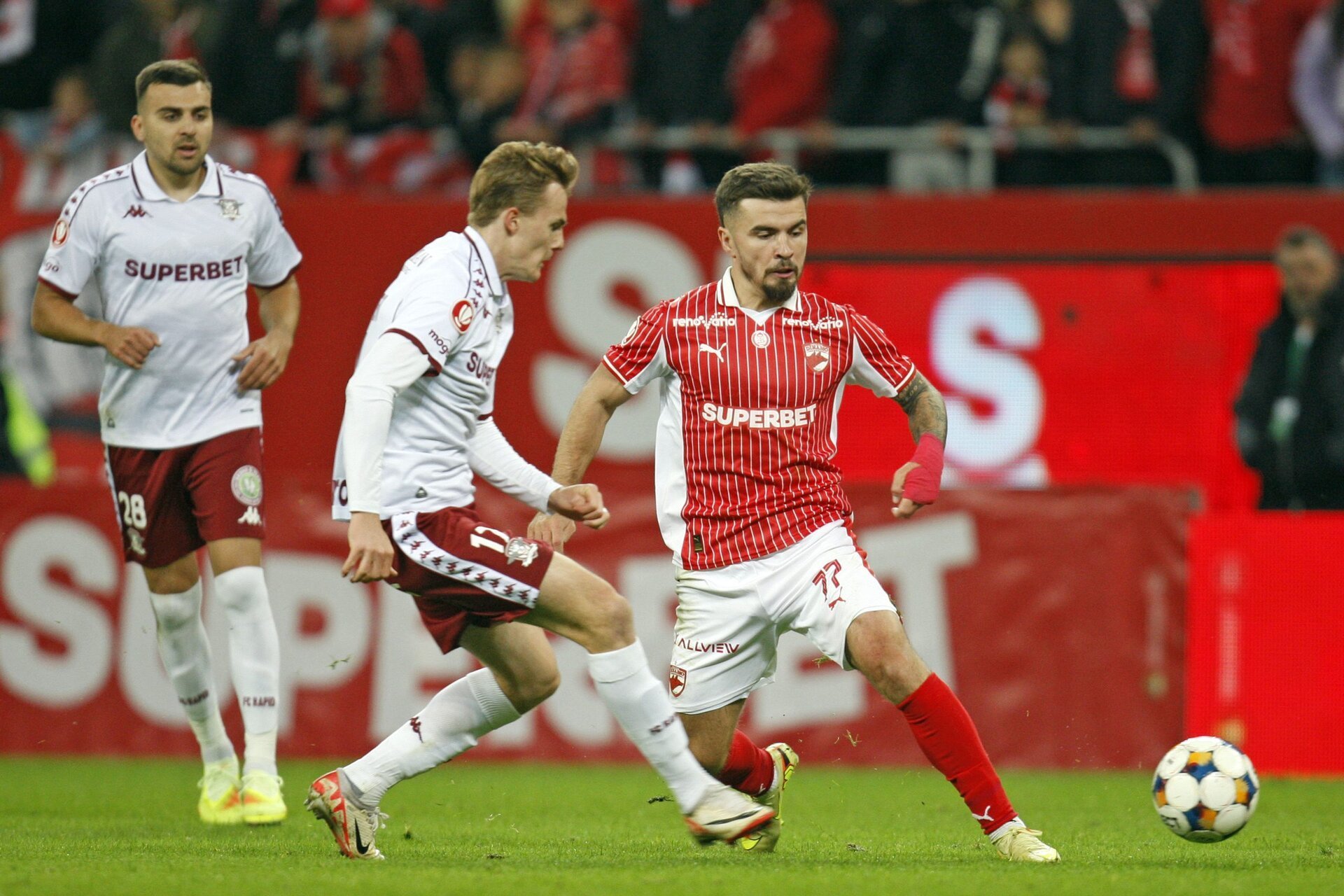 Fierbinte pe Stadionul Rapid-Dinamo, lupta acerbă pentru suprematie