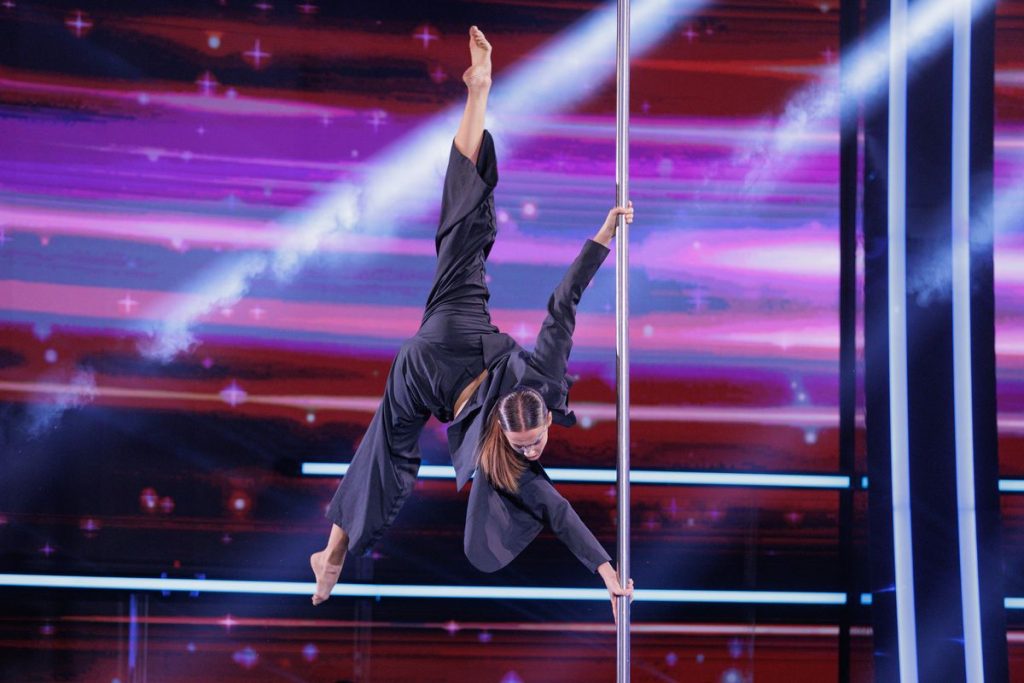 Agnese Bresaola, dublă campioană mondială la pole dance, introduce o mișcare inedită în „Românii au talent”