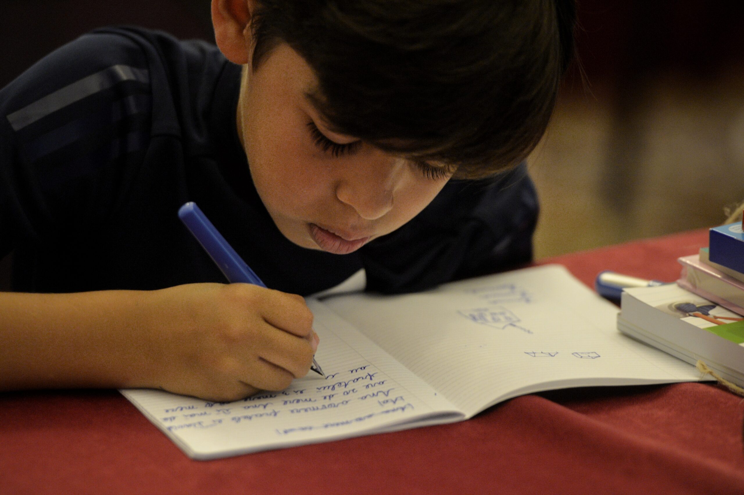 De ce păstrarea scrisului de mână este esențială în școli