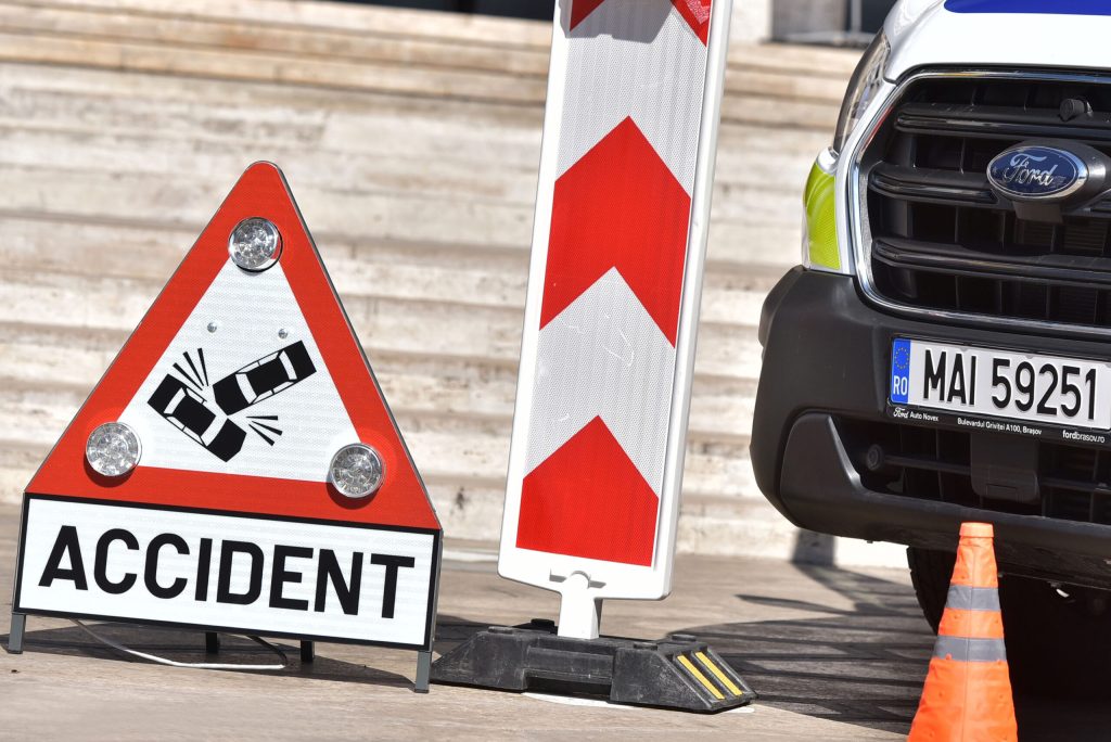 Traficul rutier pe drumul național din județul Buzău a fost perturbat serios după un accident grav care s-a produs în această dimineață, în urma căruia o autocisternă și patru autoturisme au fost implicate într-un eveniment rutier ce a luat amploare