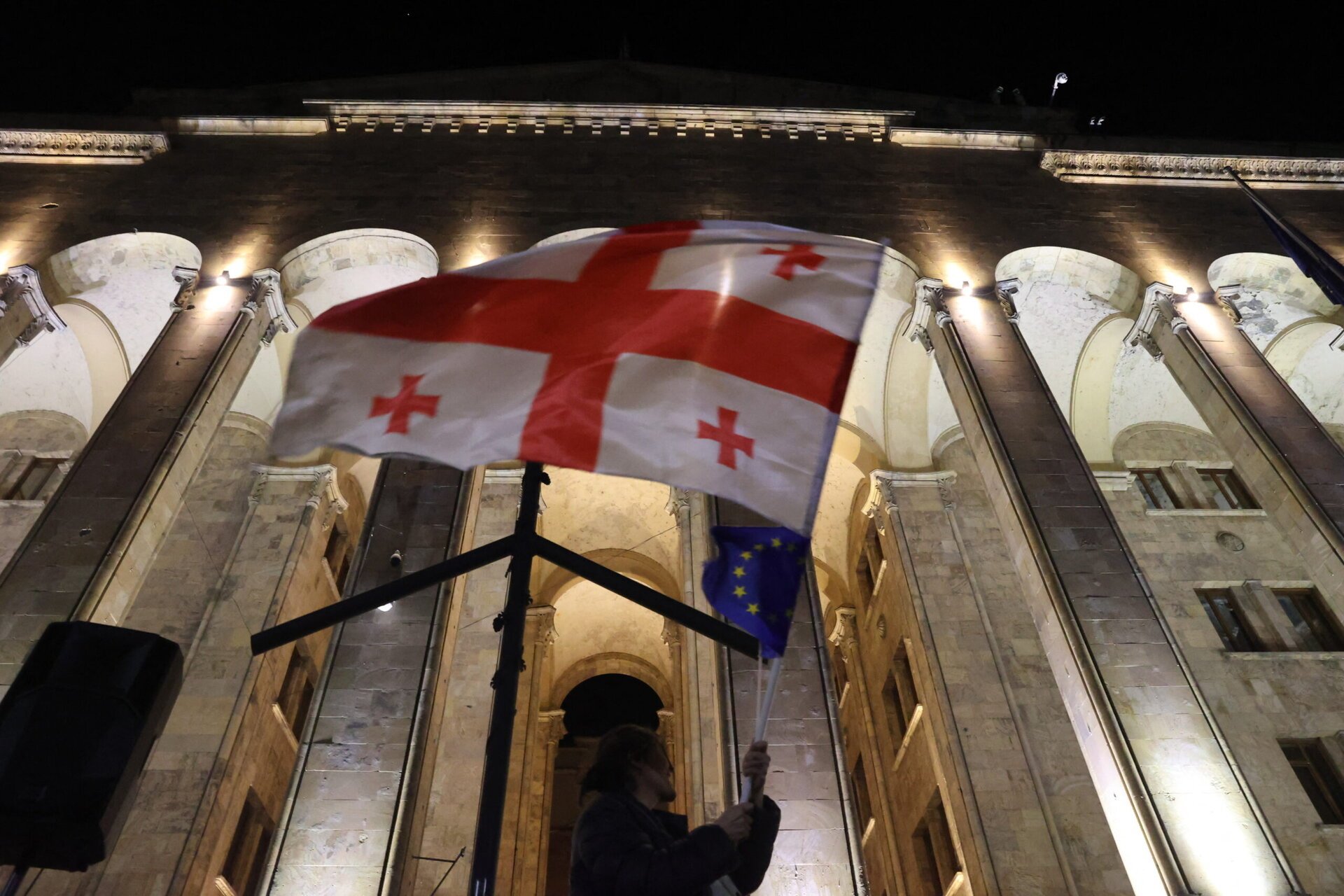 UE suspendă călătoriile fără viză pentru diplomații și oficialii guvernamentali din Georgia, din cauza regresului democratic Uniunea Europeană a decis să suspende temporar pentru diplomații și oficialii guvernamentali georgieni privilegiile de călătorie fără viză în statele membre, într-un semnal clar privind agravarea situației democratice din țară