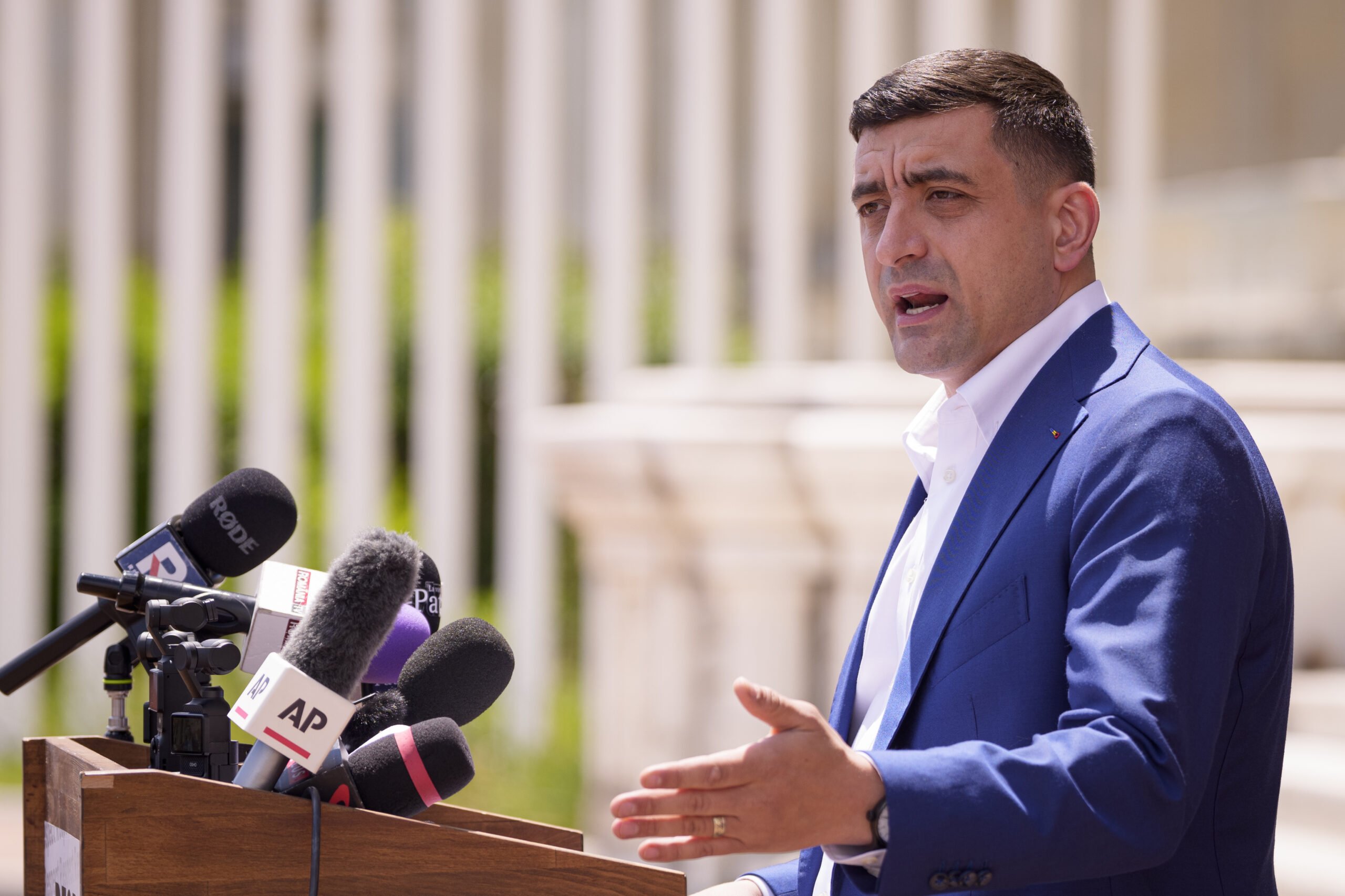 George Simion, liderul Partidoului AUR, participă în aceste zile la un eveniment important în Statele Unite, unde se află alături de o delegație formată din prim-vicepreședintele formațiunii, Dan Dungaciu, și alți opt membri ai Parlamentului României