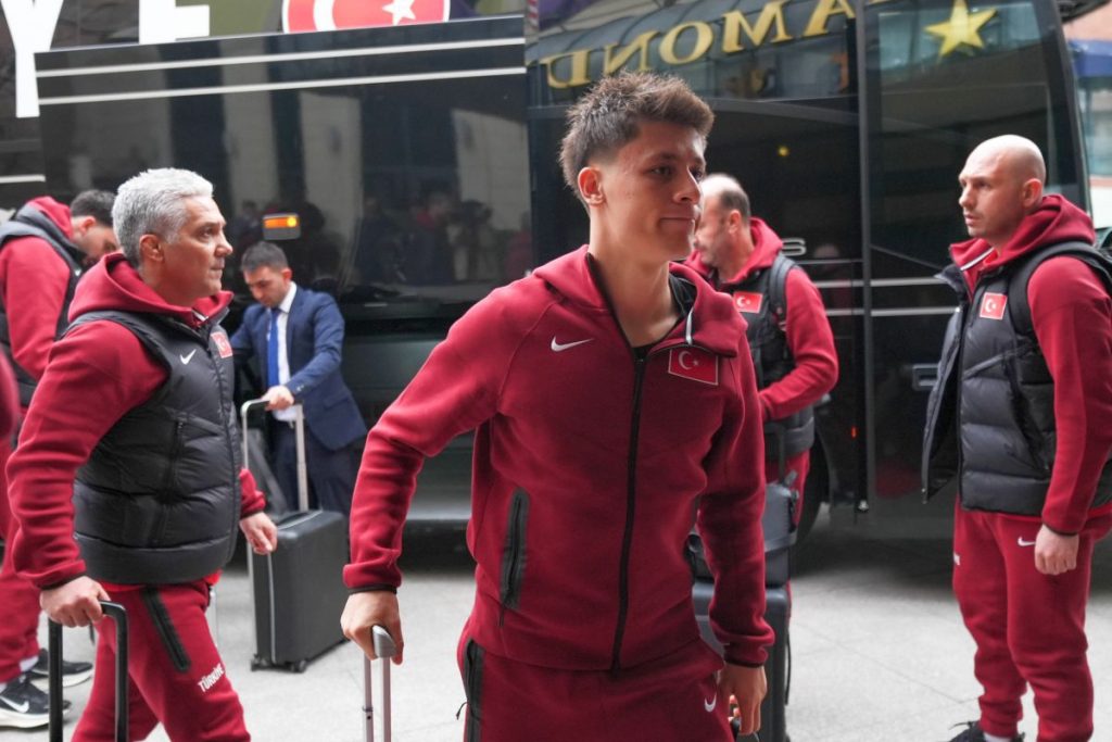 Kosovo și Turcia se pregătesc pentru un meci istoric de calificare la Campionatul Mondial 2026, ce va avea loc în această seară, de la ora 21:45, pe stadionul „Fadil Vokrri” din Priștina