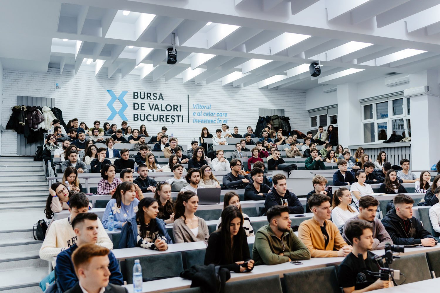 Sub lumina palidă a apusului de februarie, clădirea veche a Universității din București – una dintre cele mai emblematice construcții ale foarte vechii și prestigioasei Academii de Studii Economice – părea să vibreze, chiar și în liniștea începerii serii, de încărcătura istoriei și curiozității