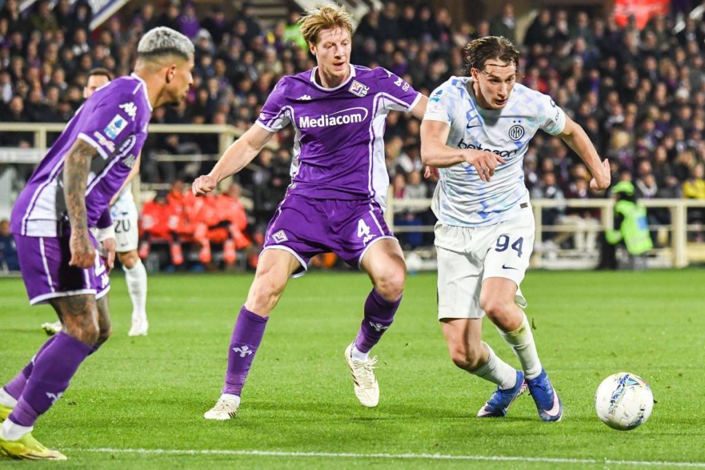 Inter Milano a încheiat meciul de pe terenul Fiorentinei cu un rezultat de 1-1, remiză care păstrează echipa nerazzurri în poziție de lider în lupta pentru titlu, dar complică și mai mult cursa pentru scucupa actualilor campioni, Napoli și AC Milan