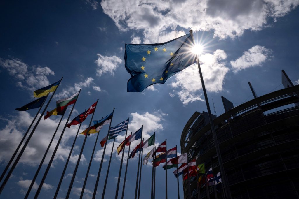 UE caută soluții pentru reducerea tarifelor la energie în contextul tensiunilor din Orientul Mijlociu Tensiunile din Orientul Mijlociu și războiul declanșat recent acolo au escaladat prețurile la petrol și gaze naturale, determinând liderii europeni să caute măsuri rapide pentru a tempera impactul asupra consumatorilor și economiei