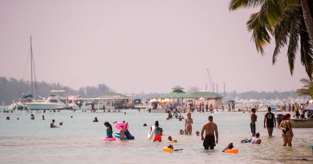 Mai mult de jumătate dintre locuitorii din Santo Domingo participă rareori sau niciodată la activități turistice locale, chiar dacă majoritatea recunosc importanța sectorului pentru dezvoltarea orașului și îl recomandă ca destinație turistică pentru străini