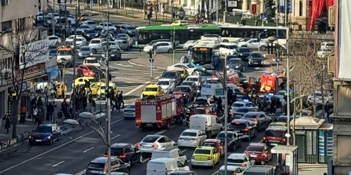 B365 - BREAKING | Accident teribil, cu pieton, în Piața Romană. Echipaje SMURD și de poliție sunt la fața locului, traficul este paralizat • Știri București