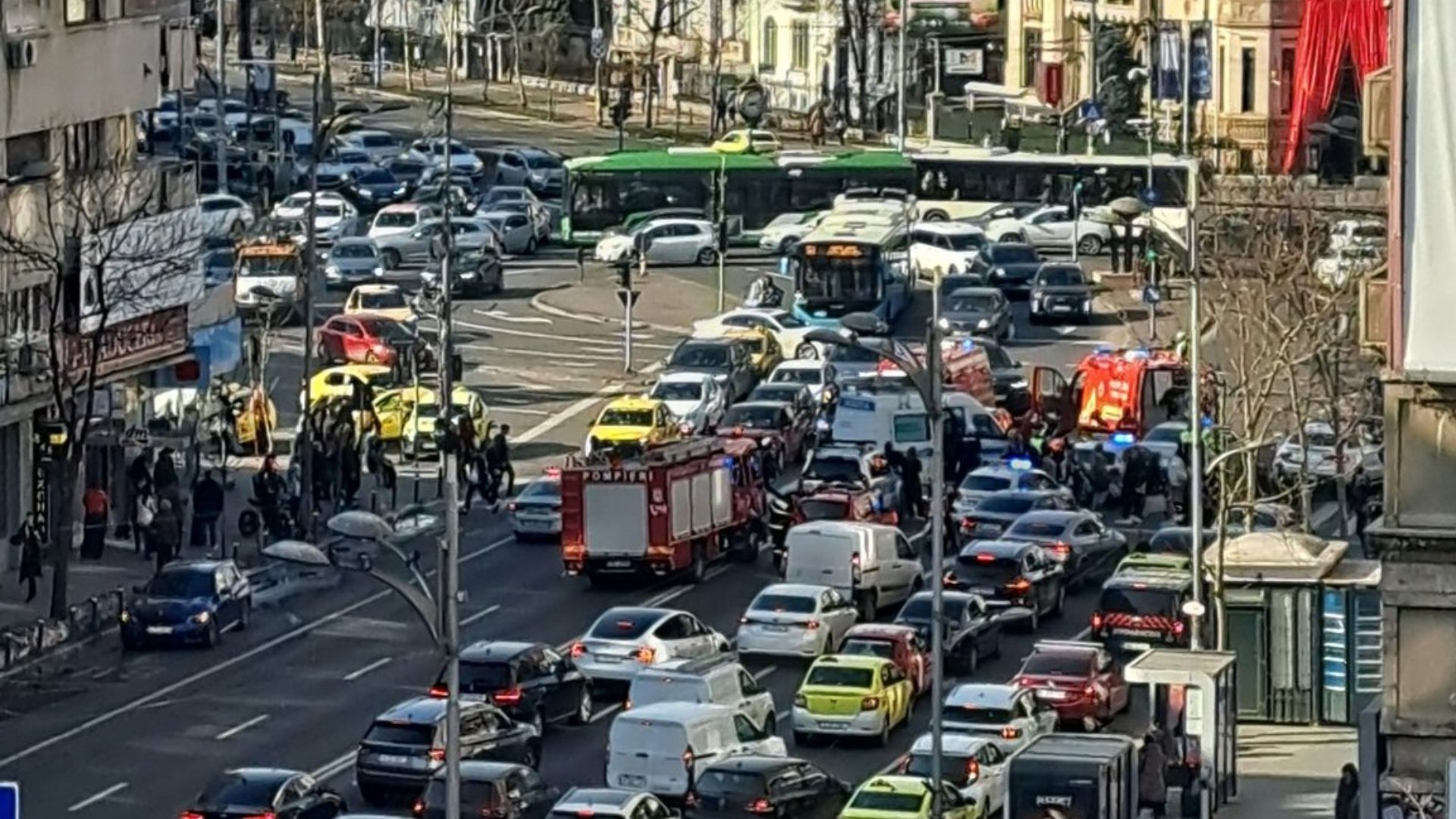 B365 - BREAKING | Accident teribil, cu pieton, în Piața Romană. Echipaje SMURD și de poliție sunt la fața locului, traficul este paralizat • Știri București
