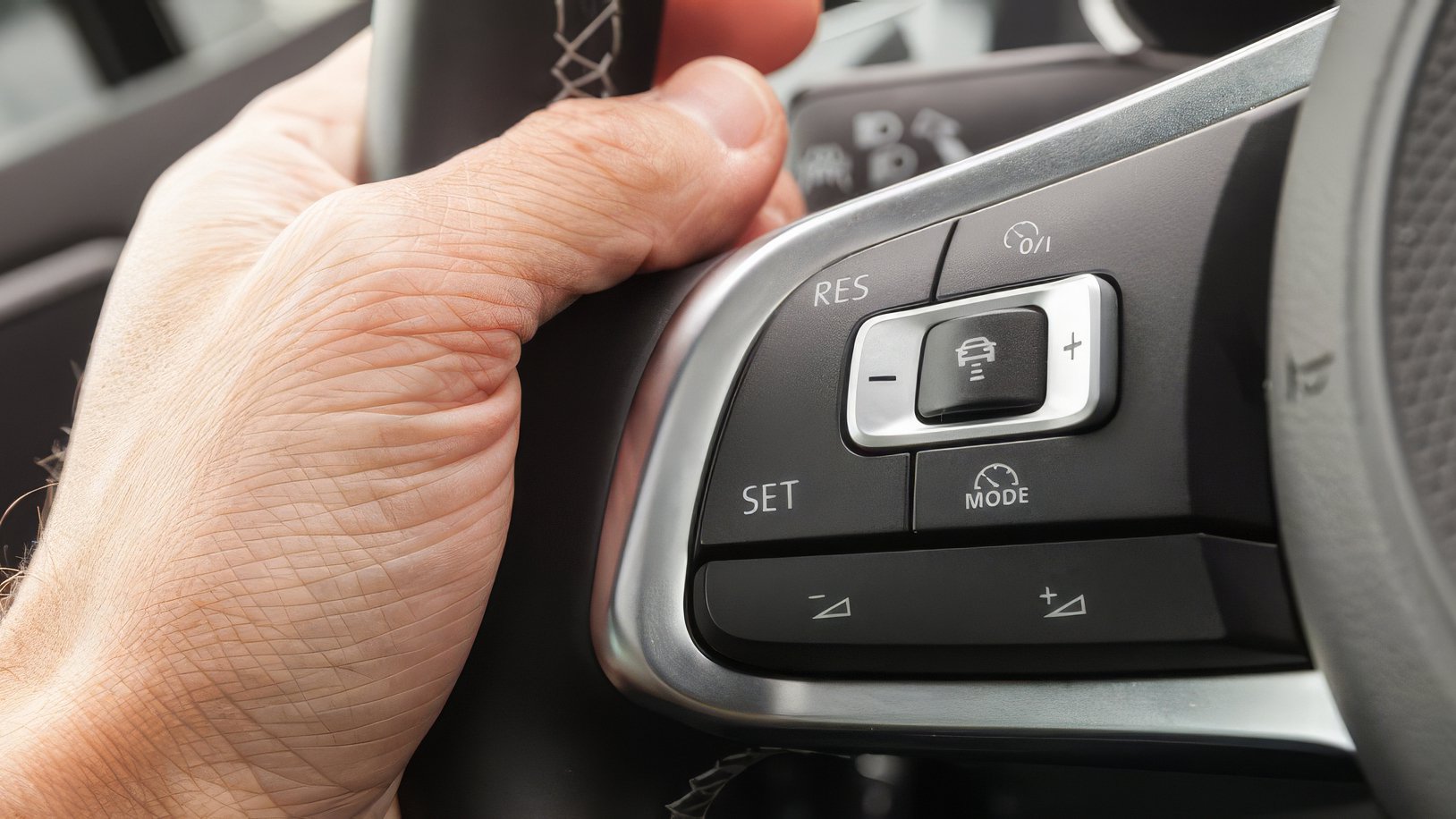 De câte ori nu ne-am trezit frustrati de reacțiile sistemului de frânare adaptivă din mașinile moderne, mai ales dacă acesta pare să reacționeze exagerat sau din senin? În realitate, multe dintre situațiile care par ca o reacție excesivă sunt în subsidiar de setări sau de modul în care conducătorul auto gestionează sistemul