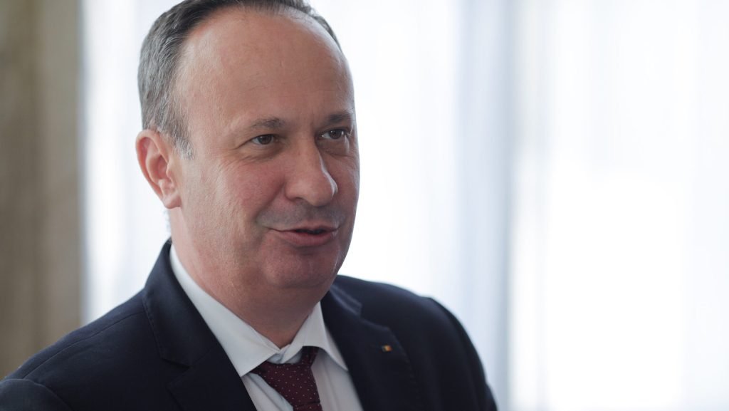 Adrian Câciu cere demiterea șefilor Consiliului Concurenței și ANPC din cauza scumpirii carburanților, solicitând prețuri maxime de 8 lei pe litru