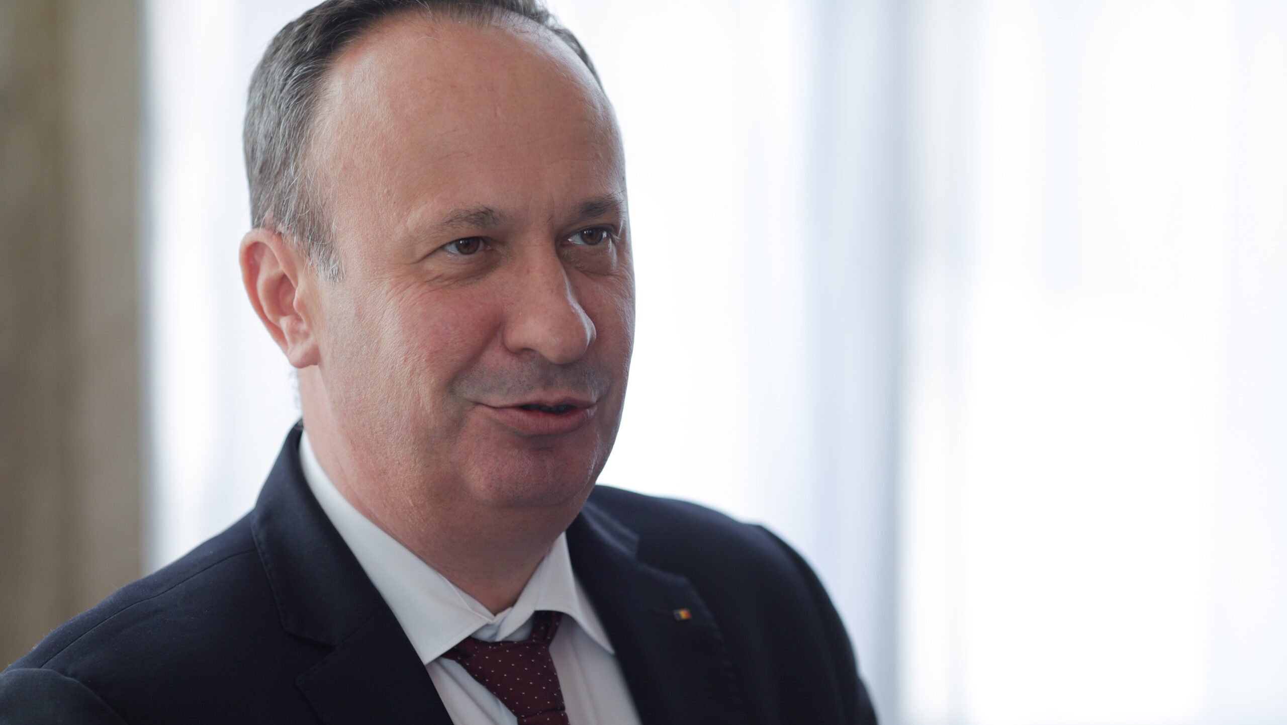 Adrian Câciu cere demiterea șefilor Consiliului Concurenței și ANPC din cauza scumpirii carburanților, solicitând prețuri maxime de 8 lei pe litru