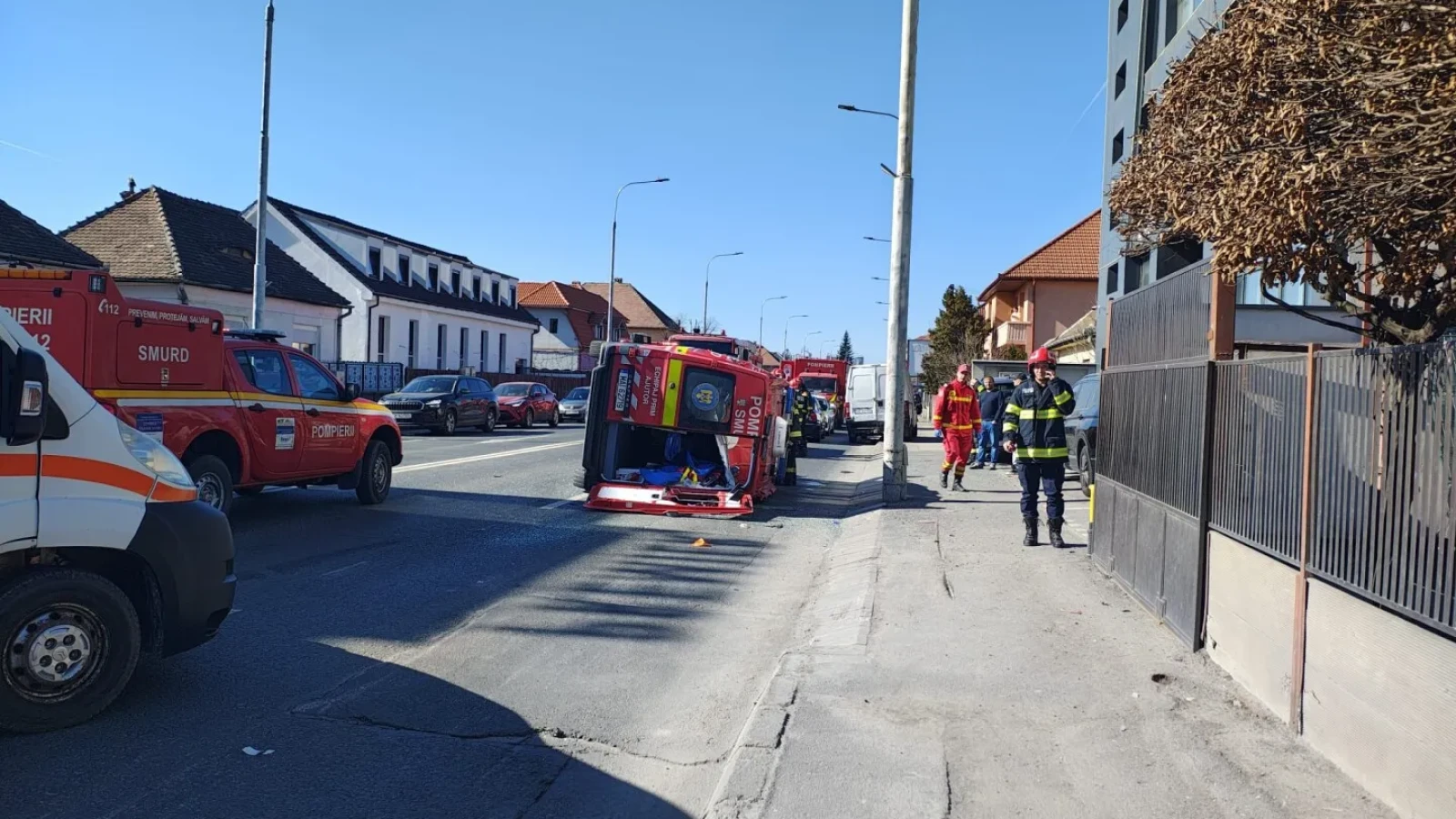 Accident grav în Sibiu: ambulanță SMURD răsturnată pe stradă, activarea Planului Roșu de Intervenție Traficul din centrul Sibiului a fost perturbat sâmbătă după-amiază, după ce o ambulanță SMURD, implicată într-un accident rutier, s-a răsturnat pe carosabil