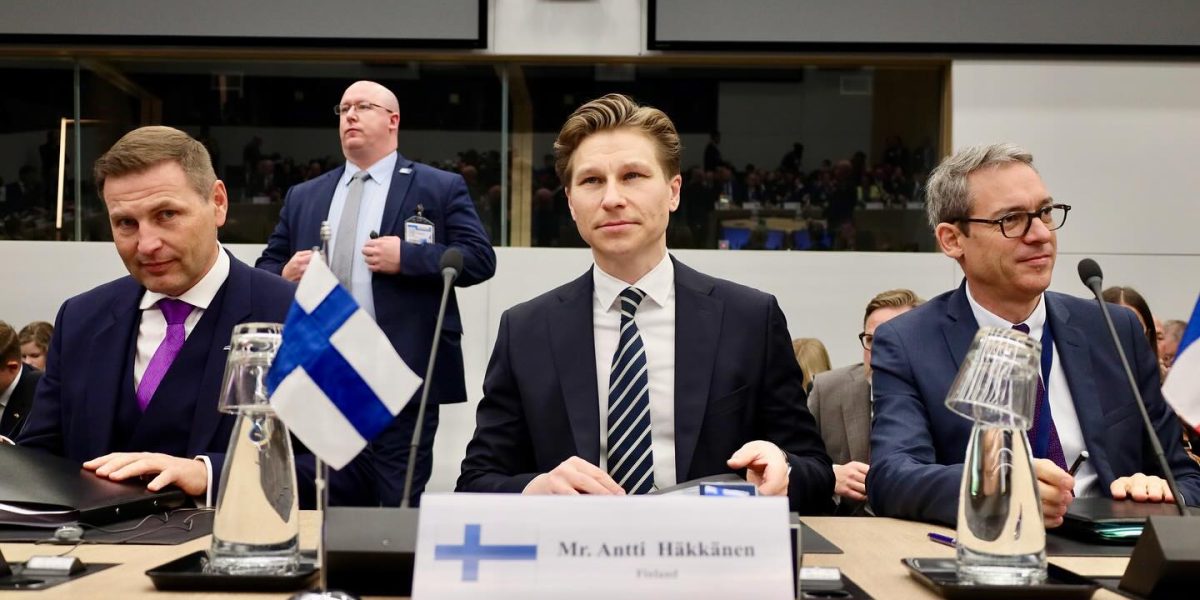 Finlanda urmărește să-și relaxeze politica privind armele nucleare, în contextul tensiunilor crescute din Europa, decizie ce a fost anunțată de ministrul Apărării, Antti Häkkänen