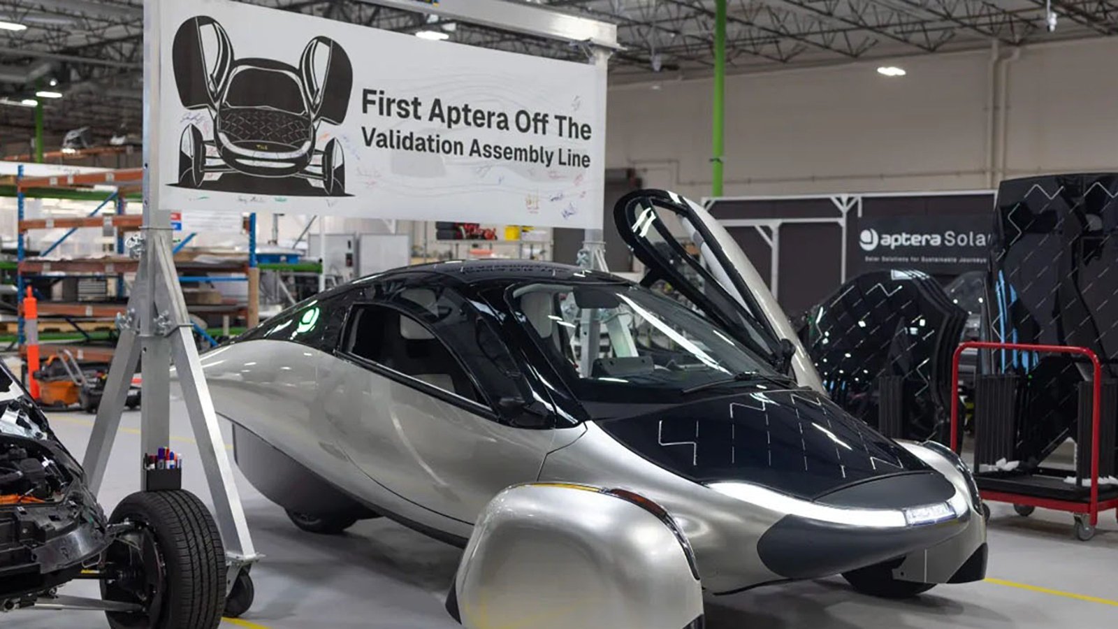 Aptera face pasul decisiv spre producția de serie: prima mașină solară a ieșit de pe linia de validare Lupta pentru inovație în industria auto a atins un nou punct de cotitură după ce startup-ul american Aptera a anunțat finalizarea primei unități de test pe linia de producție de validare, din Carlsbad, California
