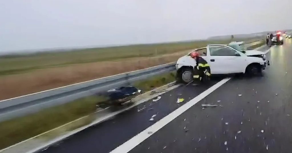Un autocar cu 38 de copii s-a răsturnat pe Drumul Expres Pitești-Craiova, după ce a lovit un autoturism oprit, nesemnalizat