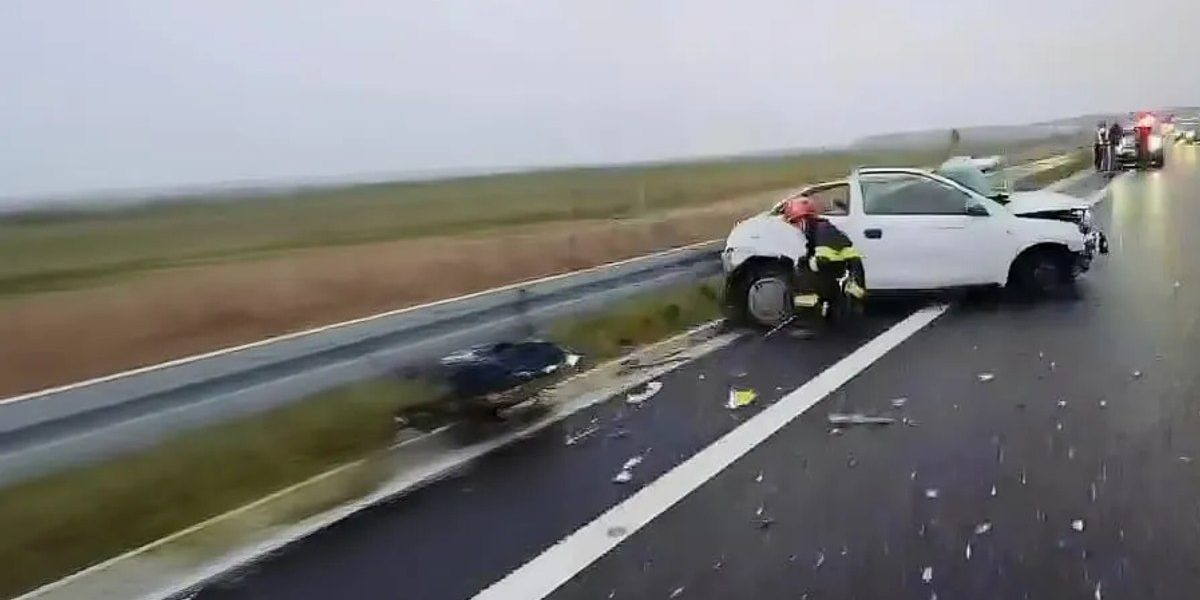 Un autocar cu 38 de copii s-a răsturnat pe Drumul Expres Pitești-Craiova, după ce a lovit un autoturism oprit, nesemnalizat