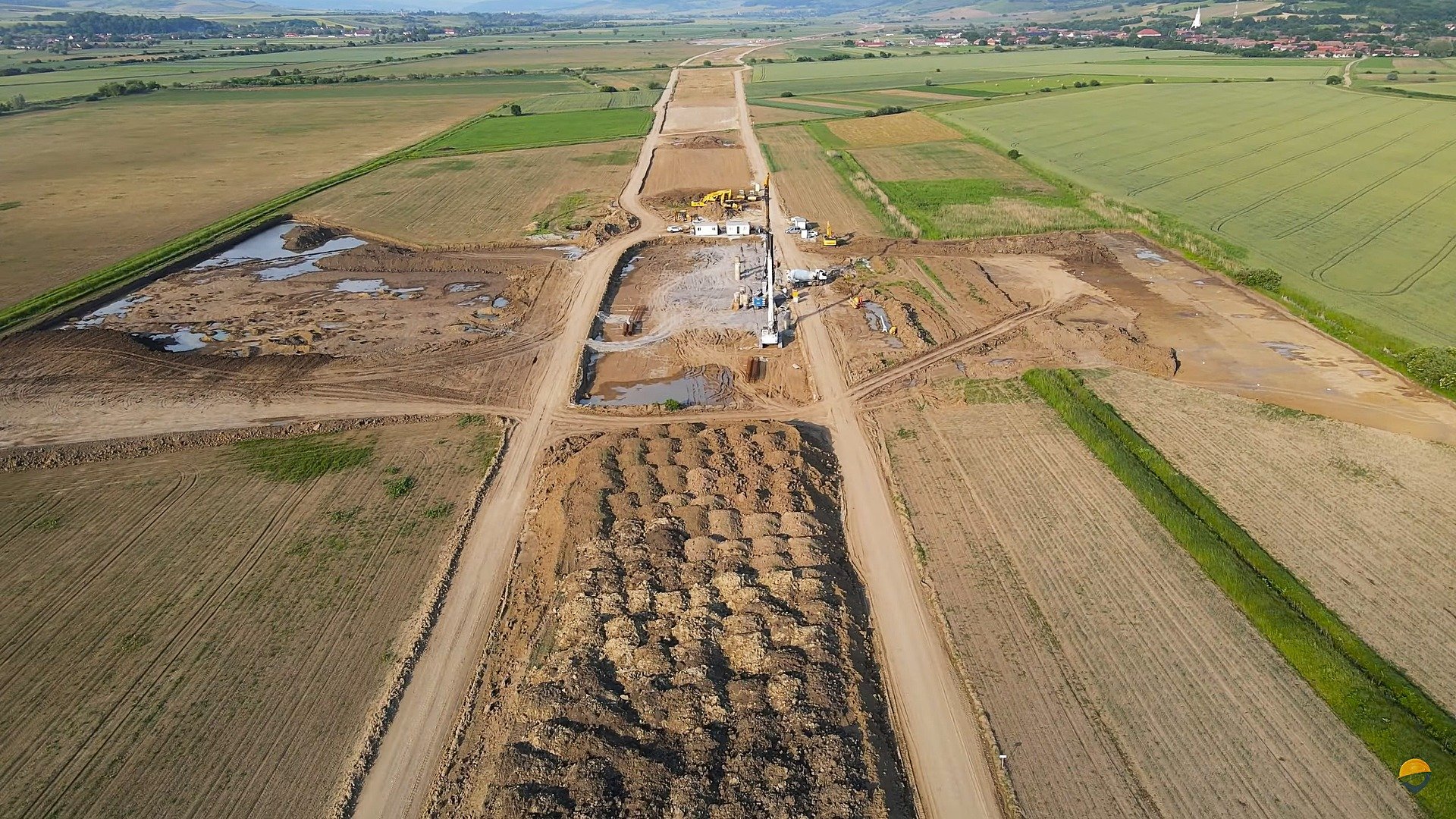 Descoperiri arheologice remarcabile pe șantierul autostrăzii A8 în zona Târgu-Neamț Într-un peisaj încercat de șantiere, unde noile proiecte de infrastructură devastează uneori terenurile culturale, descoperirile arheologice răsar mereu ca niște motive de mândrie și, totodată, de reflecție asupra bogăției trecutului