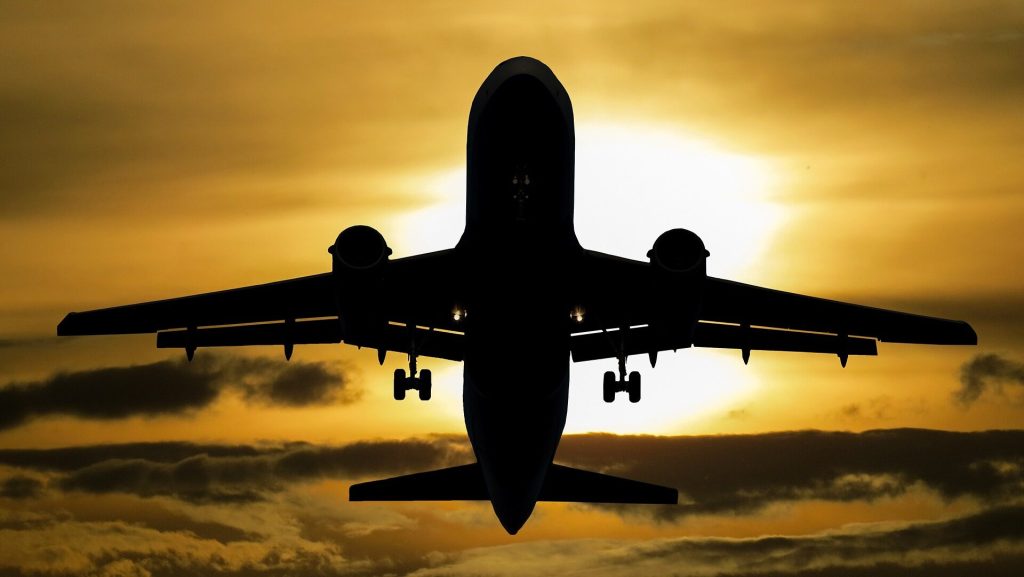 United Airlines introduce obligația de purtare a căștilor la bord: o măsură menită să crească confortul și siguranța pasagerilor O decizie surprinzătoare a fost anunțată recent de către United Airlines, una dintre cele mai mari companii aeriene din Statele Unite
