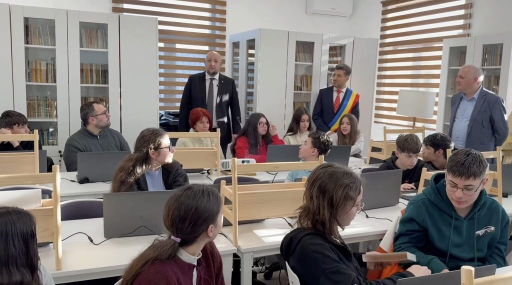 Guşoeni, un sat uitat până acum pe harta digitală a județului Vâlcea, face un pas important către modernizare și acces la cultură, odată cu inaugurarea noului sediu al bibliotecii locale, transformat dintr-o construcție veche și în paragină într-un centru cultural ultramodern