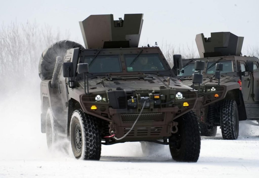 Noile blindate COBRA II circulă deja prin țară în cadrul unui proces de distribuire planificat de autorități Armata Română a început deja să pună în practică distribuirea celor aproape 1.100 de vehicule blindate COBRA II, o floată modernizată și mult așteptată, menită să întărească capacitatea de reacție și intervenție a forțelor terestre