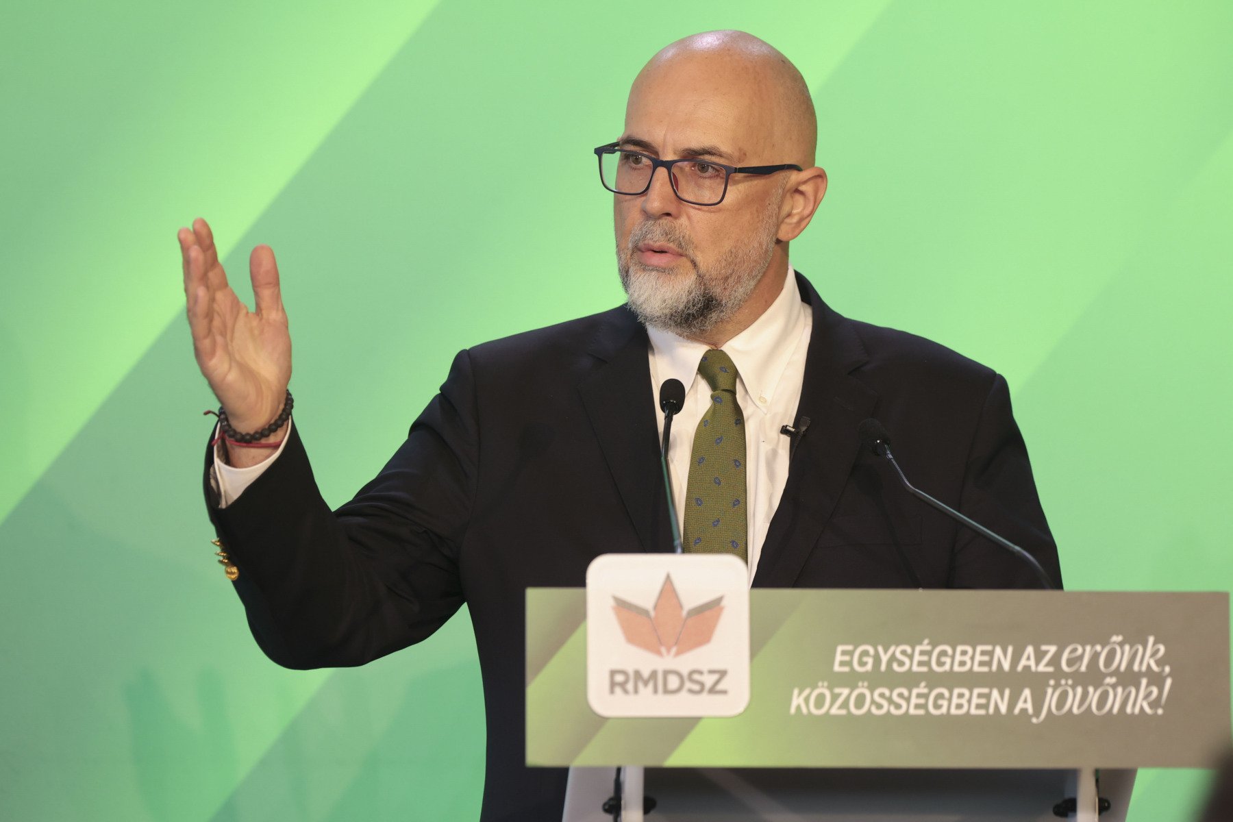 Tensiuni în Europa: Kelemen Hunor condamnă amenințările lui Zelenski legate de sprijinul pentru Viktor Orban Liderul UDMR, Kelemen Hunor, a formulat joi o poziție fermă față de recentele declarații ale președintelui ucrainean, Volodimir Zelenski, care a amenințat că, în cazul în care premierul maghiar Viktor Orban va continua să blocheze acordul de împrumut al Uniunii Europene de 90 de miliarde de euro, va trimite trupe în sprijinul lui Orban