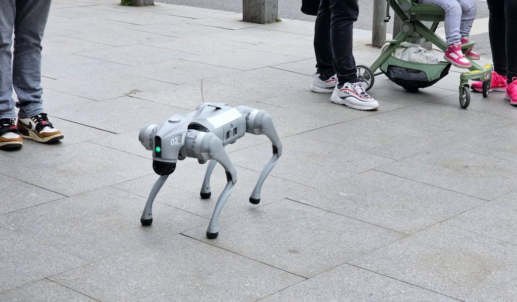 Târgu Mureș devine primul oraș din România în care câinii roboți patrulează și interacționează pentru un mediu mai curat Orașele din întreaga lume explorează tehnologiile de ultimă generație pentru a face față provocărilor urbane, iar Târgu Mureș pare să fie în avangarda acestei tendințe, testând un proiect pilot inedit cu roboți patrulează