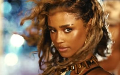 Cântăreața sud-africană reinterpretează un simbol iconic al modei în rochie corset