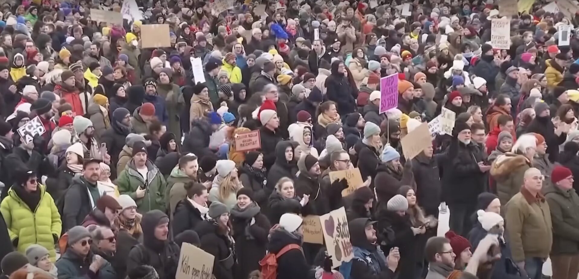 Zece mii de tineri din Germania protestează împotriva noului serviciu militar obligatoriu Un nou val de contestare a legii militarizării face valuri în Germania, unde zeci de mii de elevi și adolescenți au ieșit joi în stradă pentru a-și exprima opoziția față de recent adoptata reformă legislativă privind serviciul militar obligatoriu