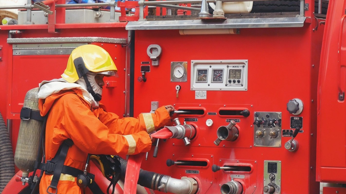 Salariații din sistemul de intervenție în caz de urgență din România, în special pompierii, au parte de un salariu adecvat pentru începuturile unei cariere ce presupune riscuri considerabile și responsabilitate