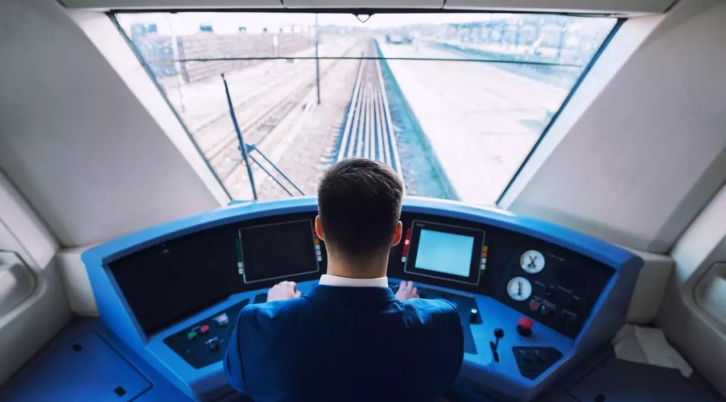 Cursurile pentru mecanicii de locomotivă devin tot mai accesibile și cautate, în contextul unei piețe feroviare în plină dezvoltare, unde salariile pot ajunge la peste 10.000 de lei lunar