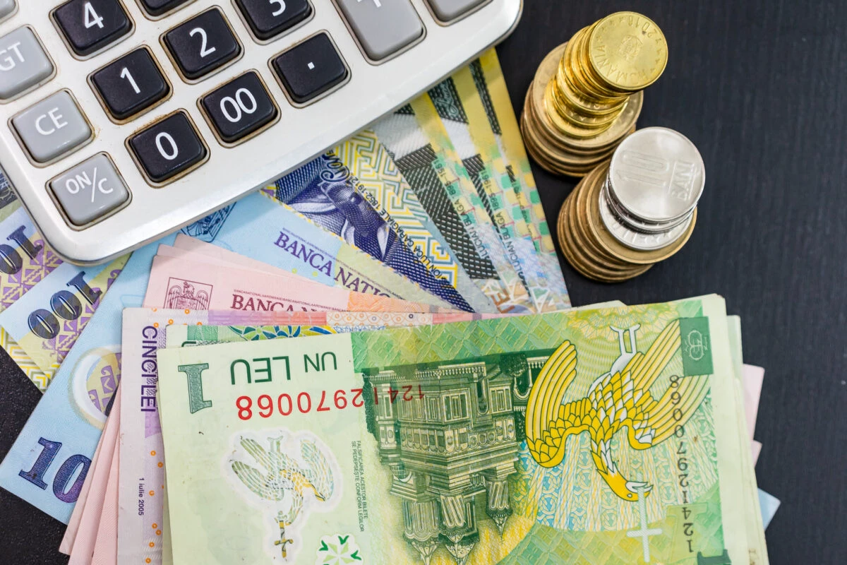 Plata minimă a facturii la cardul de credit, o soluție aparent facilă pentru gestionarea bugetului lunar, poate ascunde capcane financiare majore pe termen lung