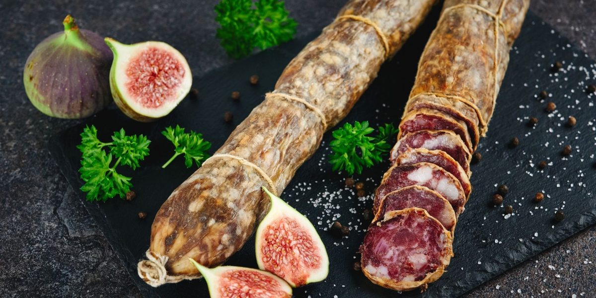 Ce-este-stratul-alb-de-pe-salam.-Trebuie-indepartat-inainte-de-consum-Explicatia-unui-nutritionist.jpeg - StiriAlese