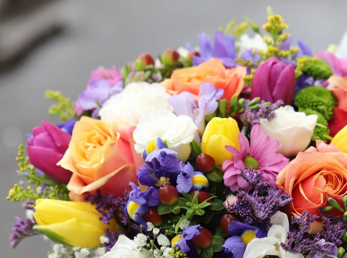 Bărbații aleg flori de 8 Martie în funcție de mesajul transmis, semnificație ascunsă a buchetelor