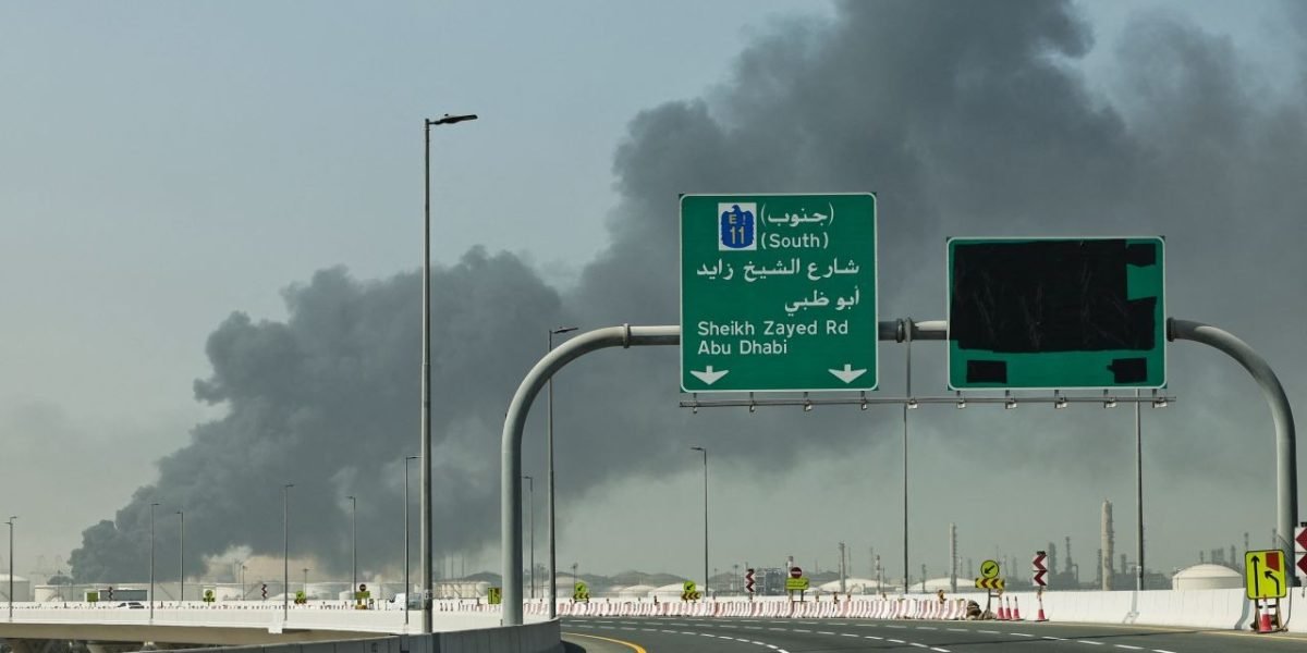 Cei-100-de-copii-blocati-in-Dubai-ajung-acasa.-Aeronava-ajunge-la-Bucuresti-mai-tarziu-decat-era-pro.jpeg - StiriAlese