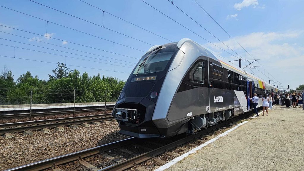 România reintră în cercul select al producției de trenuri diesel după aproape 80 de ani România face un pas important spre redobândirea statutului de jucător serios în industria feroviară, odată cu lansarea proiectului Leon Railways, prima companie feroviară privată dedicată transportului de călători și marfă, fondată de Grupul Grampet