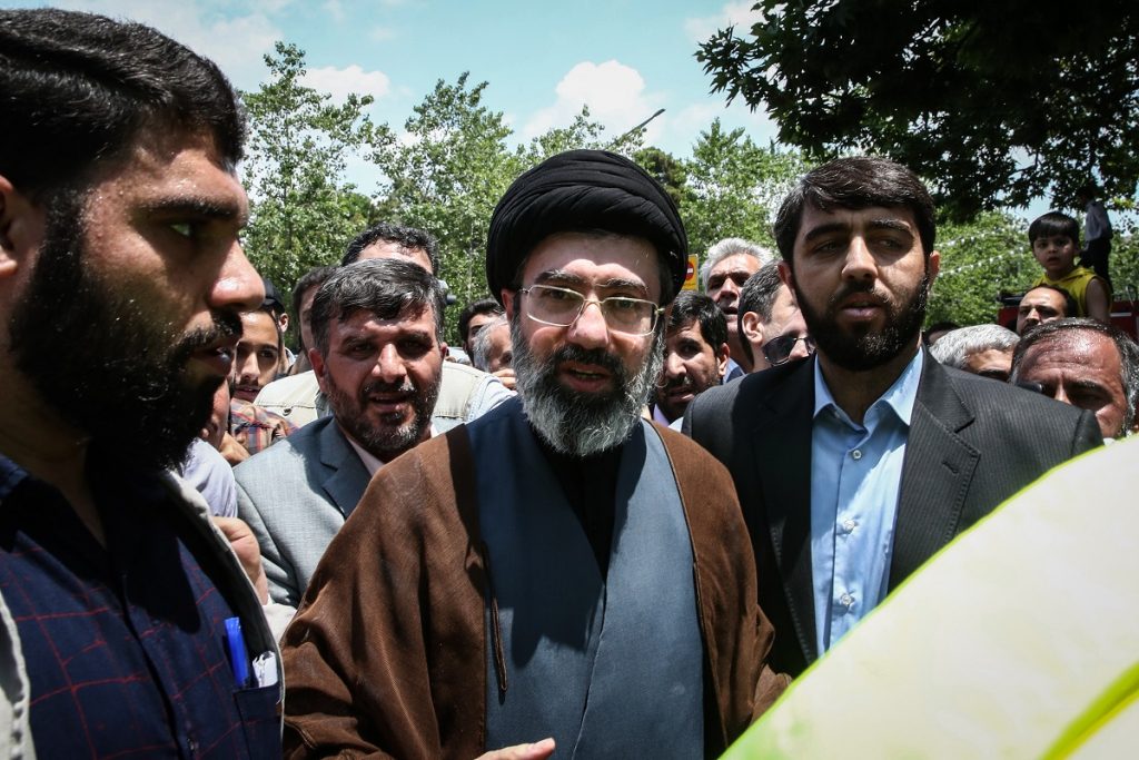 Tensiunea din Iran atinge un nou punct critic odată cu alegerea unui lider emerit în umbră, despre care se crede că va prelua controlul suprem după decenii de influență discretă
