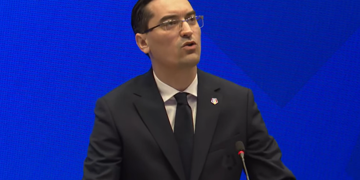 „Cine este măscăriciul acesta?” + Toate rezultatele