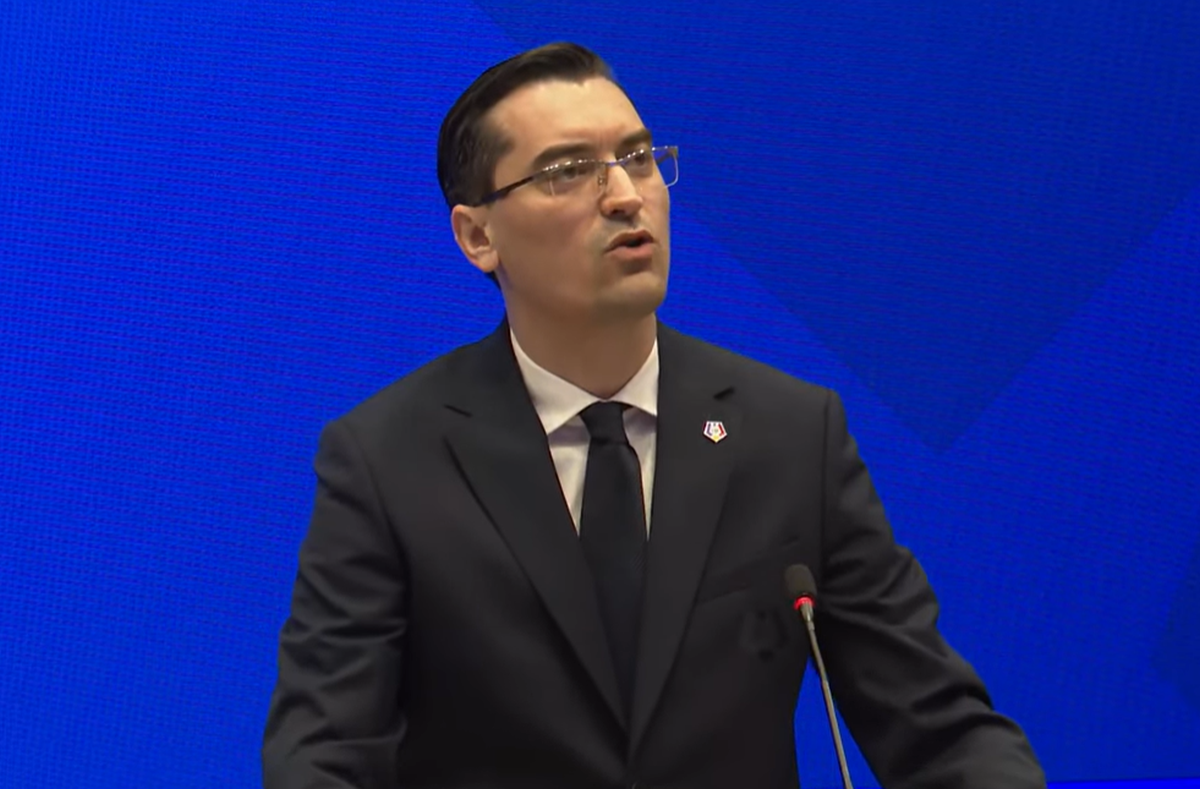 „Cine este măscăriciul acesta?” + Toate rezultatele