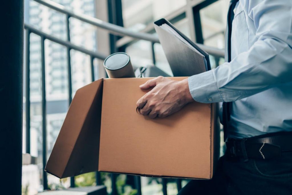 Desființarea postului în contextul restructurărilor din companii: reguli, riscuri și implicații legale Reorganizările și restructurările în mediul corporatist românesc nu mai reprezintă o raritate, însă procesul de concediere este întotdeauna un punct sensibil și, adesea, controversat