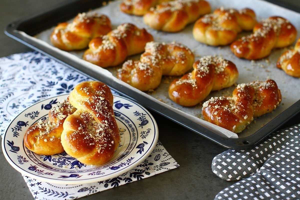 Mucenicii însiropați, un desert tradițional de 9 Martie, sunt un element esențial în cultura românească, reprezentând simboluri ale credinței și ale tradiției populare