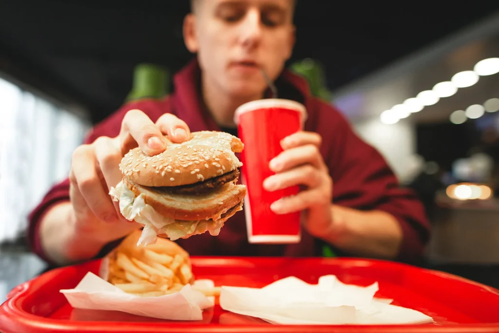 Un burger de la KFC și o poveste care a stârnit dezbateri virale pe internet O simplă comandă de la KFC a devenit subiect de discuție intensă pe rețelele sociale, după ce un client din Timișoara a postat o fotografie care a atras imediat atenția internațională