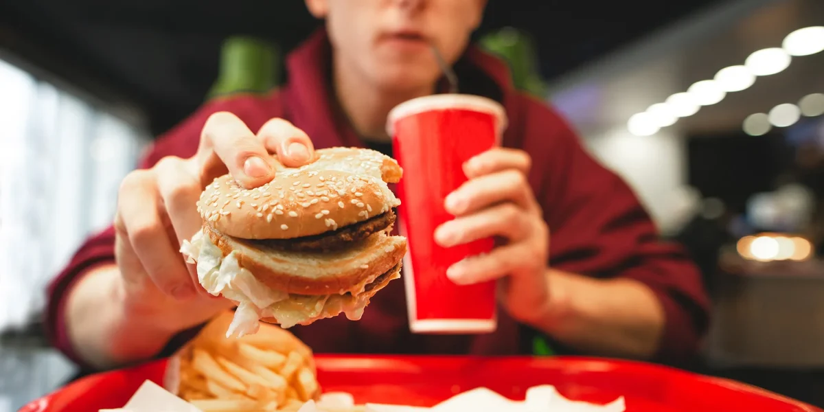 Cum-influenteaza-mancarea-fast-food-creierul-uman.-Efectele-negative-pe-care-asupra-mintii-conform-u.webp - StiriAlese
