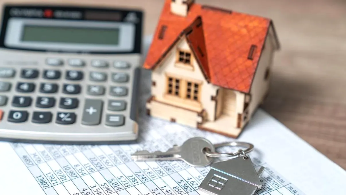 Impozitul pe locuință: cum afectează noile reduceri și ce trebuie să știe contribuabilii Schimbările din legislația fiscală privind impozitul pe locuință aduc atât oportunități, cât și confuzii pentru proprietarii care trebuie să aplice noile reguli