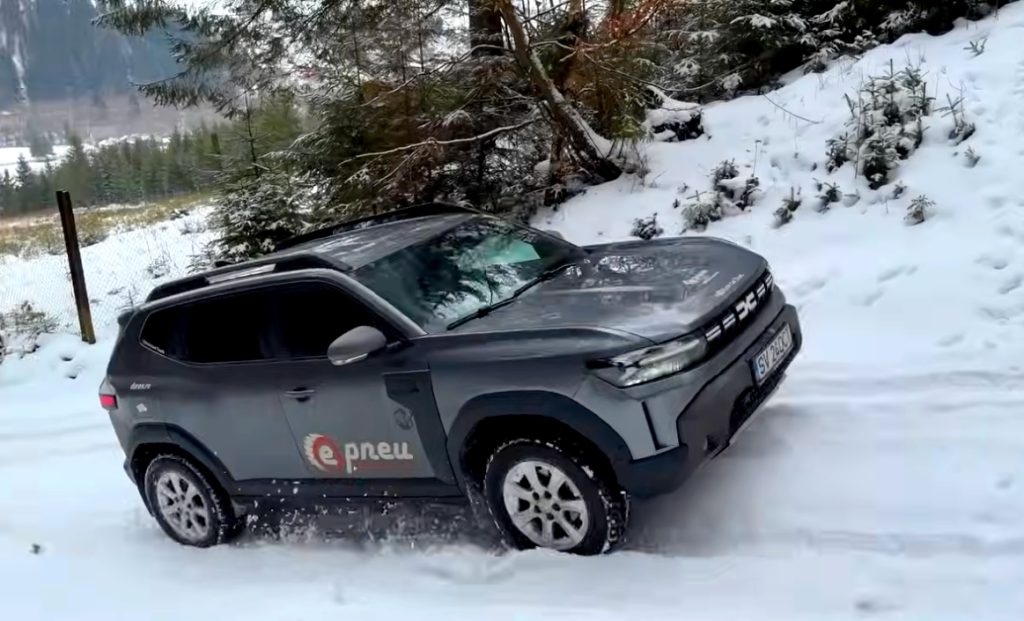 Dacia Duster reușește performanțe remarcabile în teren dificil din Carpați, alături de legende japoneze ale off-roadului Un test de rezistență și aventură a fost realizat recent pe muntele Bucegi, acoperit de zăpadă, unde Dacia Duster 4×4 a fost pusă față în față cu trei dintre cele mai robuste offroad-uri japoneze – Suzuki Vitara, Mitsubishi Pajero Junior și Toyota Land Cruiser