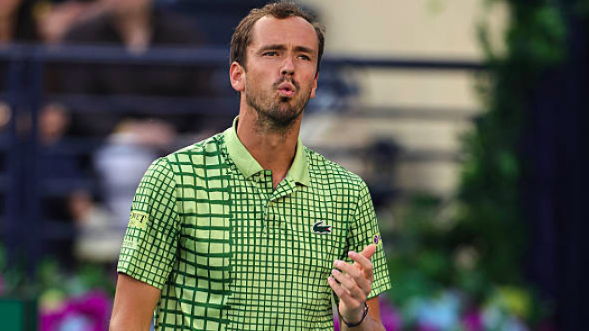 Daniil Medvedev a rupt seria impresionantă a lui Carlos Alcaraz la Indian Wells, eliminându-l în semifinale după o performanță dominantă, scor 6-3, 7-6